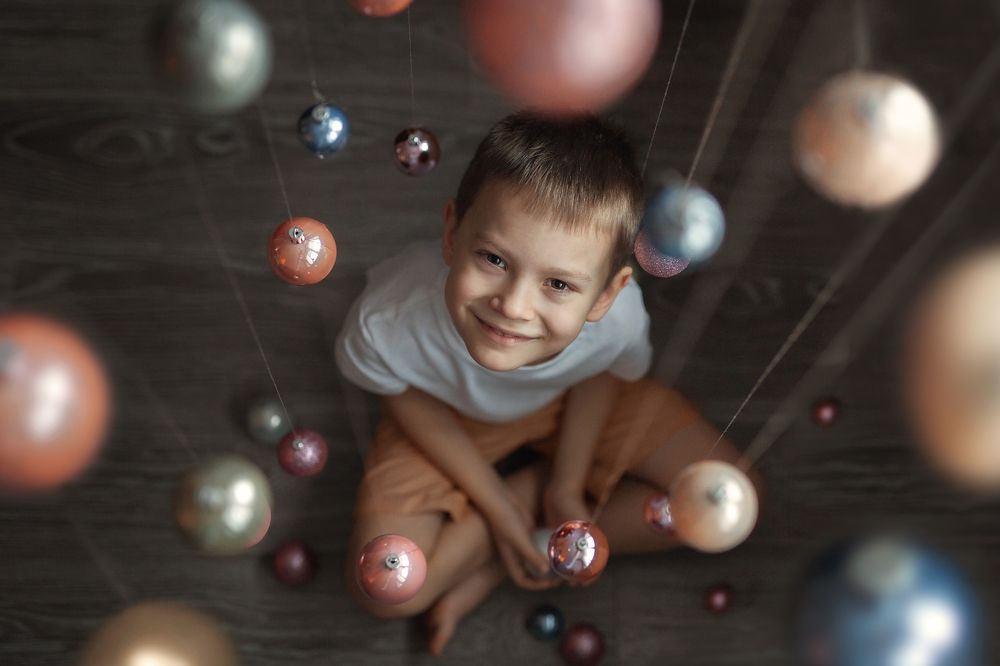 Дождь из новогодних шариков