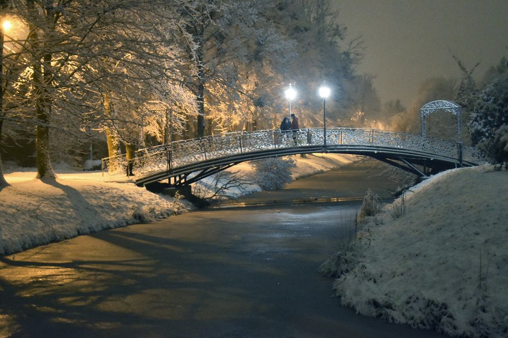 Зимний мост ночью