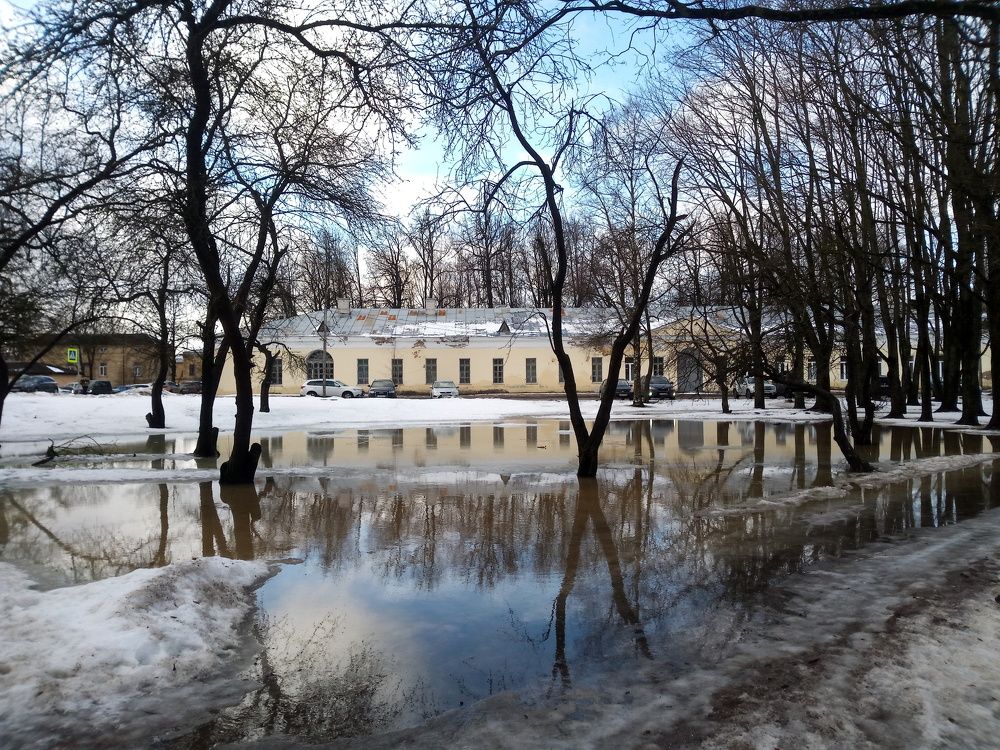 это в городе тепло и сыро
