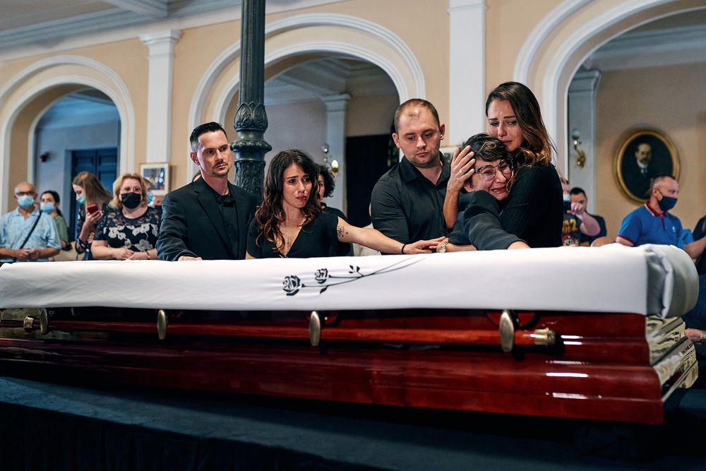 Репортажный снимок с похорон известного человека, Киев