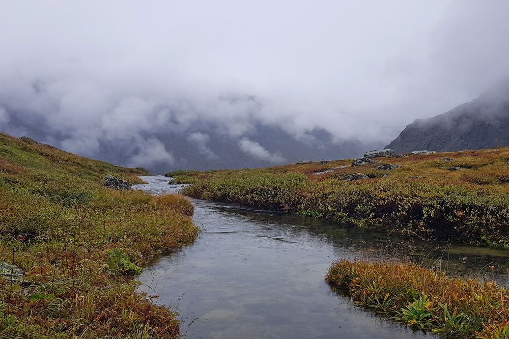 Над водопадом