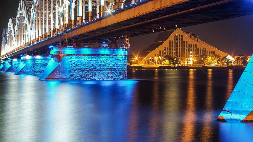 Мост в неоновых огнях