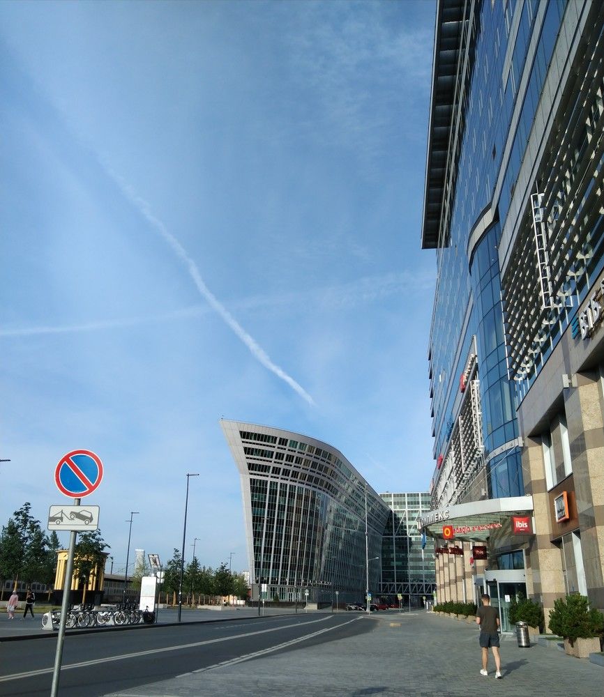 Плывущее здание