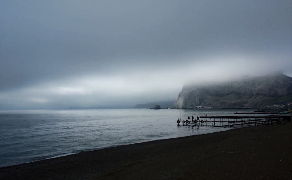 Генуэзская крепость укрылась в тумане