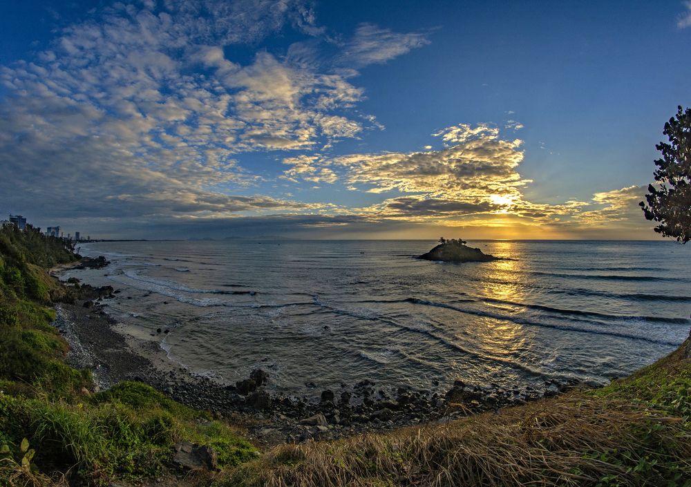 Hừng Đông trên Hòn Bà