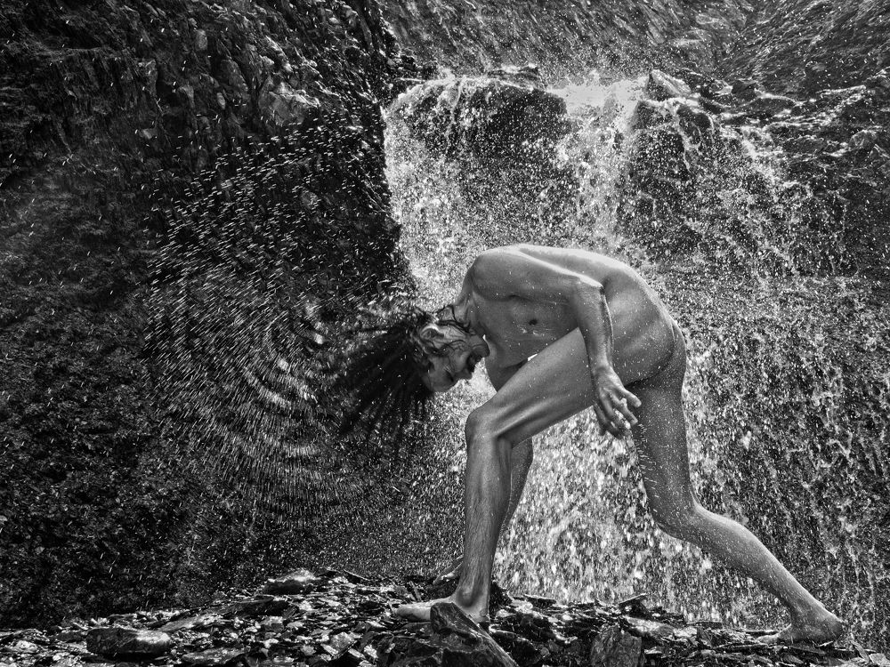 В горном водопаде