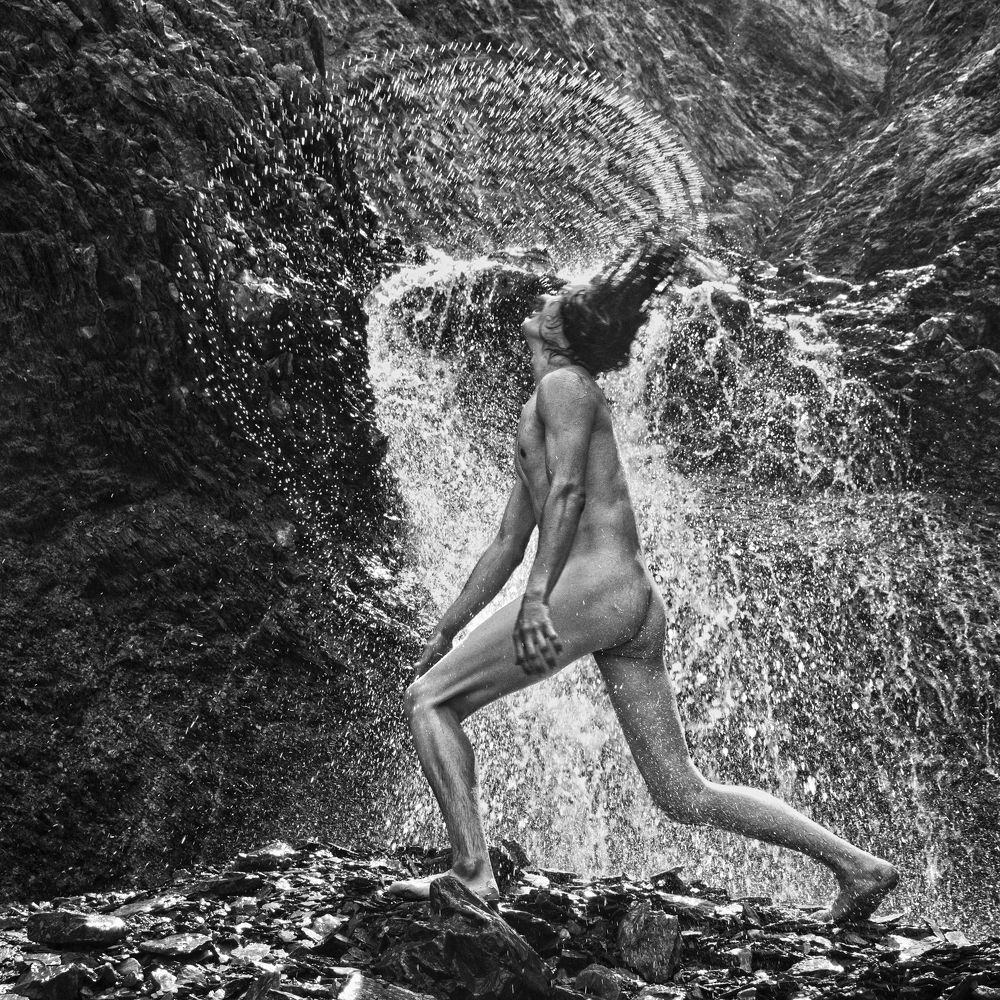 В горном водопаде