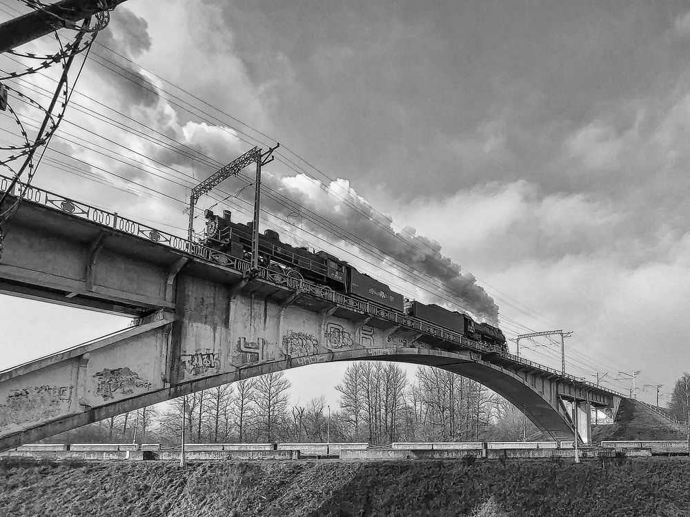 наш паровоз вперёд летит.......