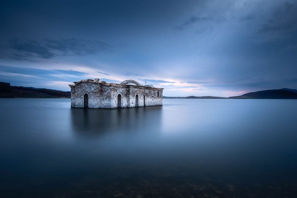 Черквата под вода