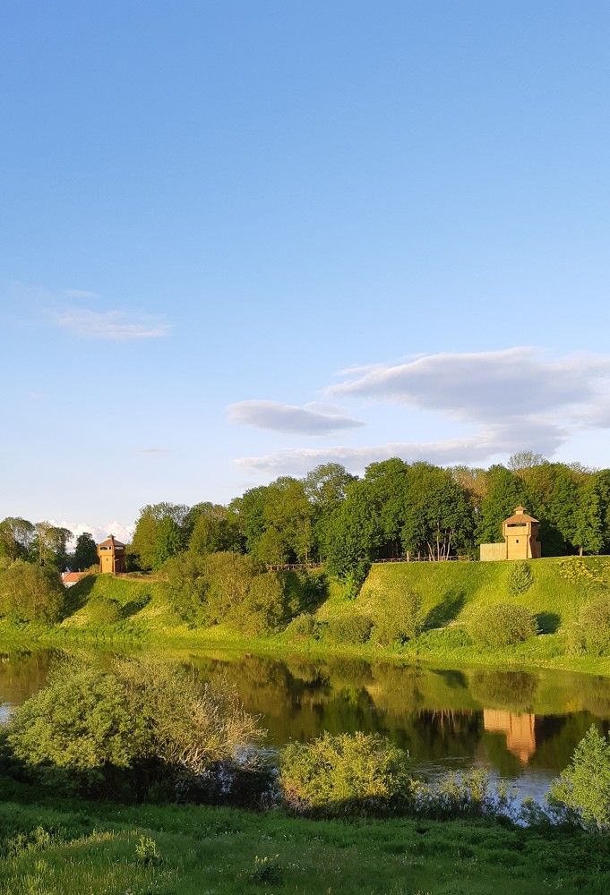 Днепр отражает историю на берегу