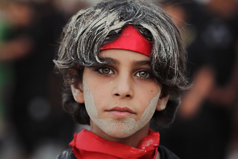 طفل يقيم مراسيم دينية في العراق