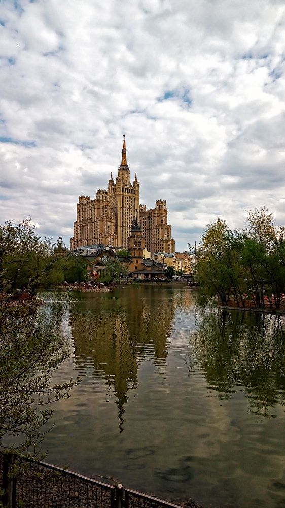 Высотка в отражении