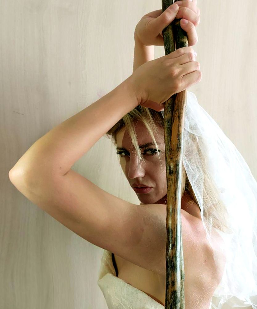 Юлия с нунчаками