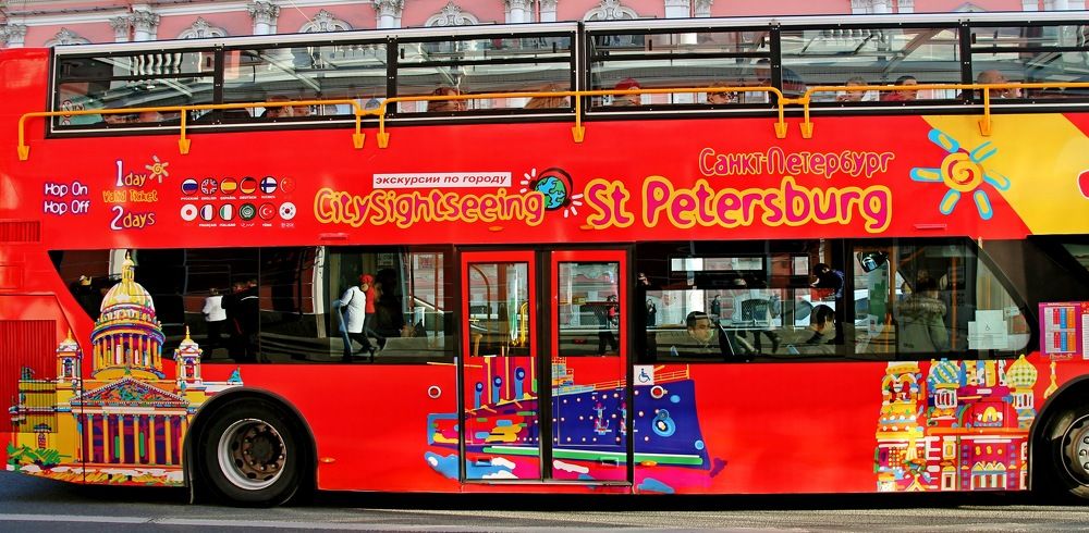 Две стороны улицы в окнах автобуса.