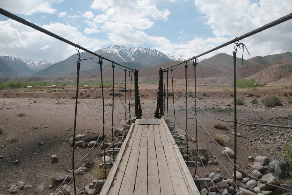 Старый мостик в горную сказку