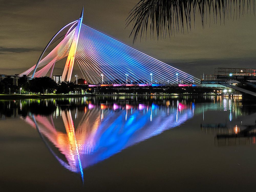 Night view of Seri Wawasan Bridge.