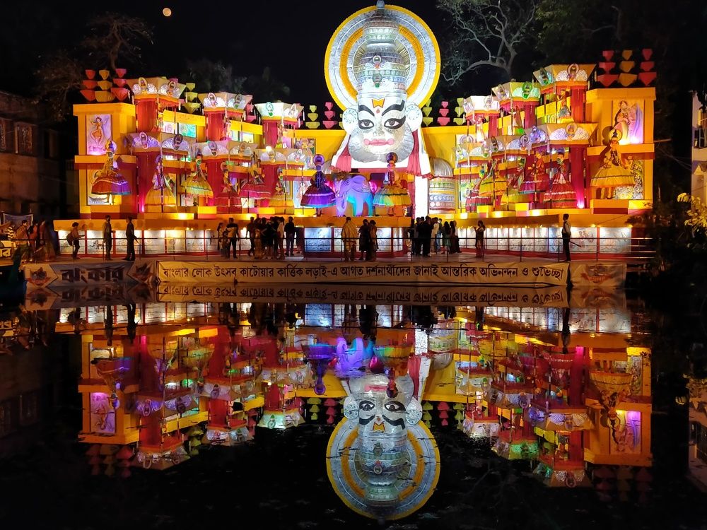 I look my face in the pond's mirror.