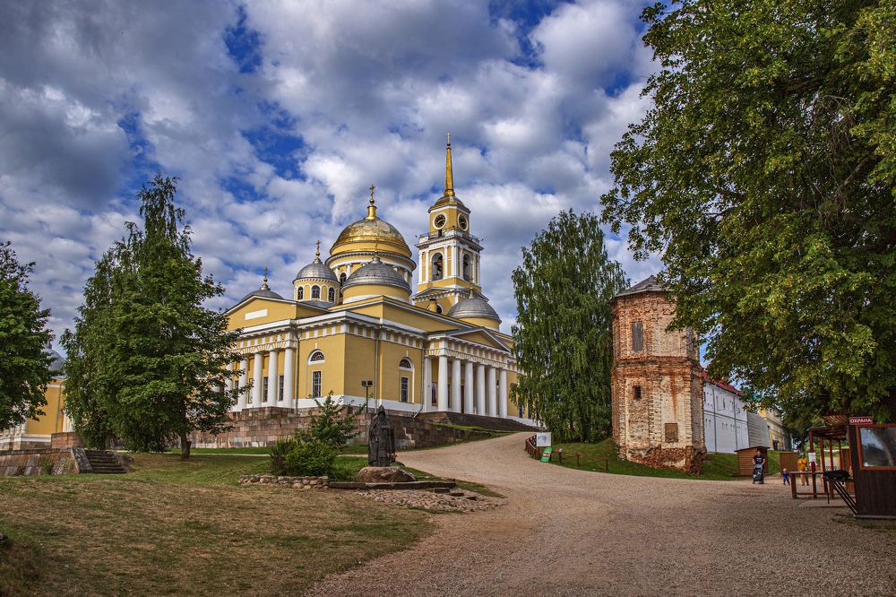 Под небом голубым...