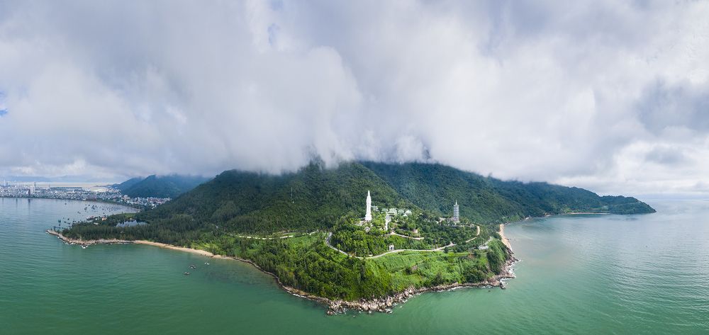 Fog on Linh Ung Pagoda