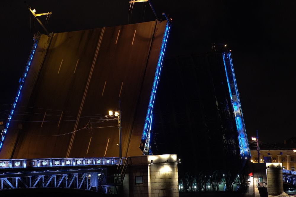 Дворцовый мост в Санкт-Петербурге