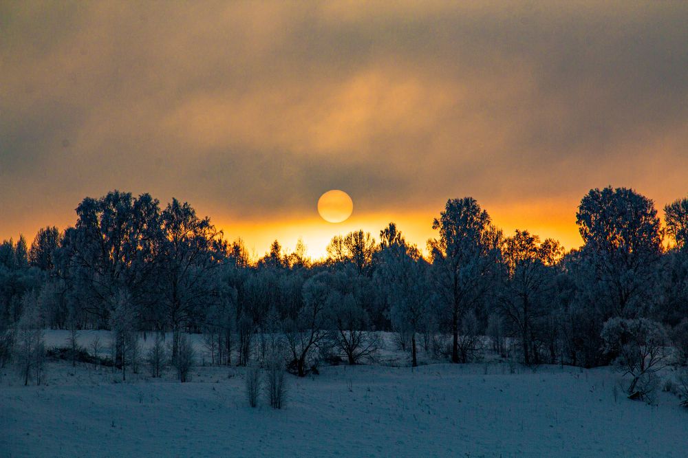 Рассвет у реки.