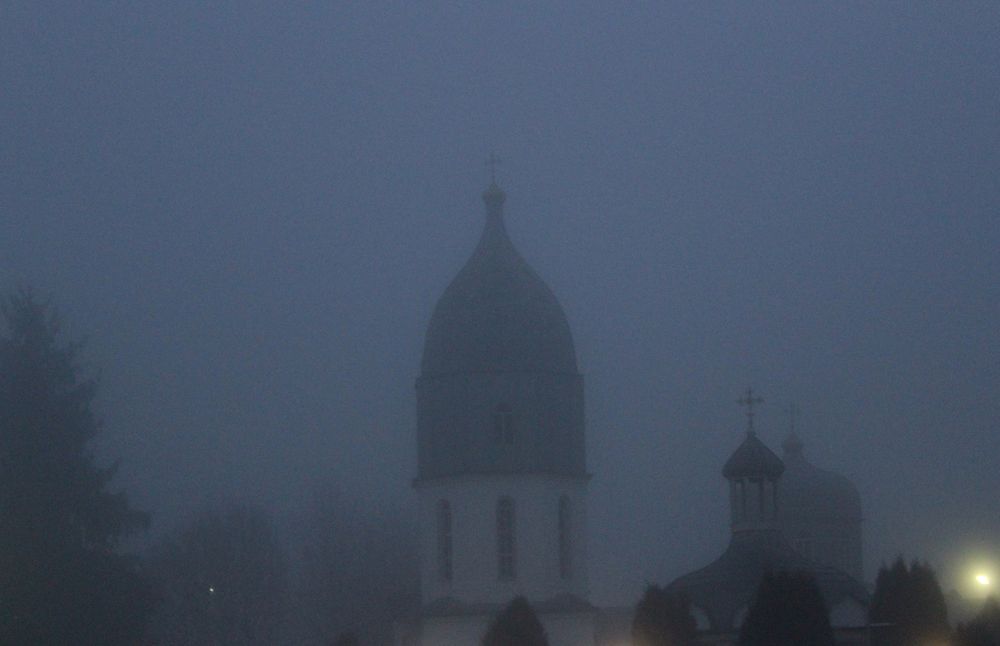 Купол церкви в тумане.