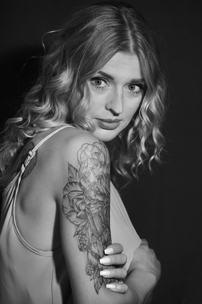 Девушка с тату