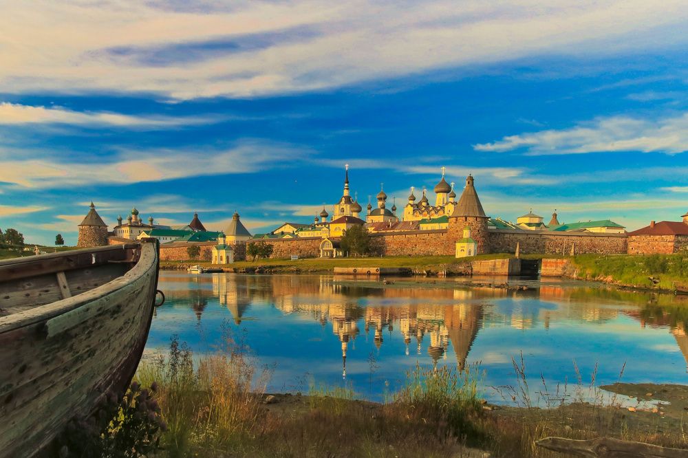 Соловецкий монастырь в отражении с Сельдяного мыса