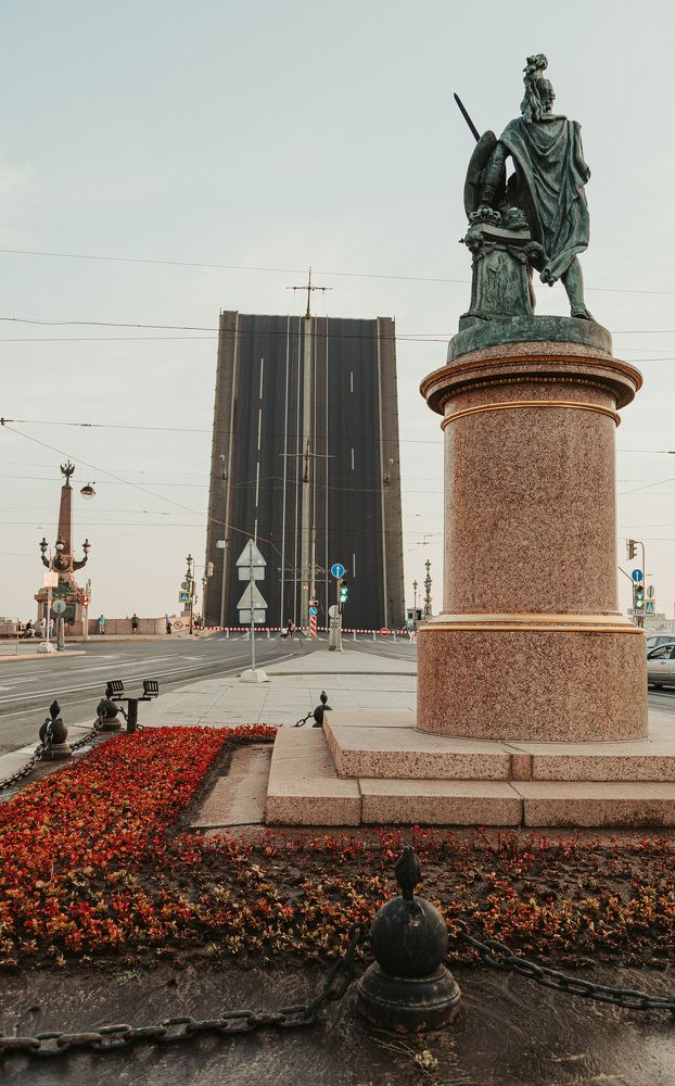 Памятник и мост