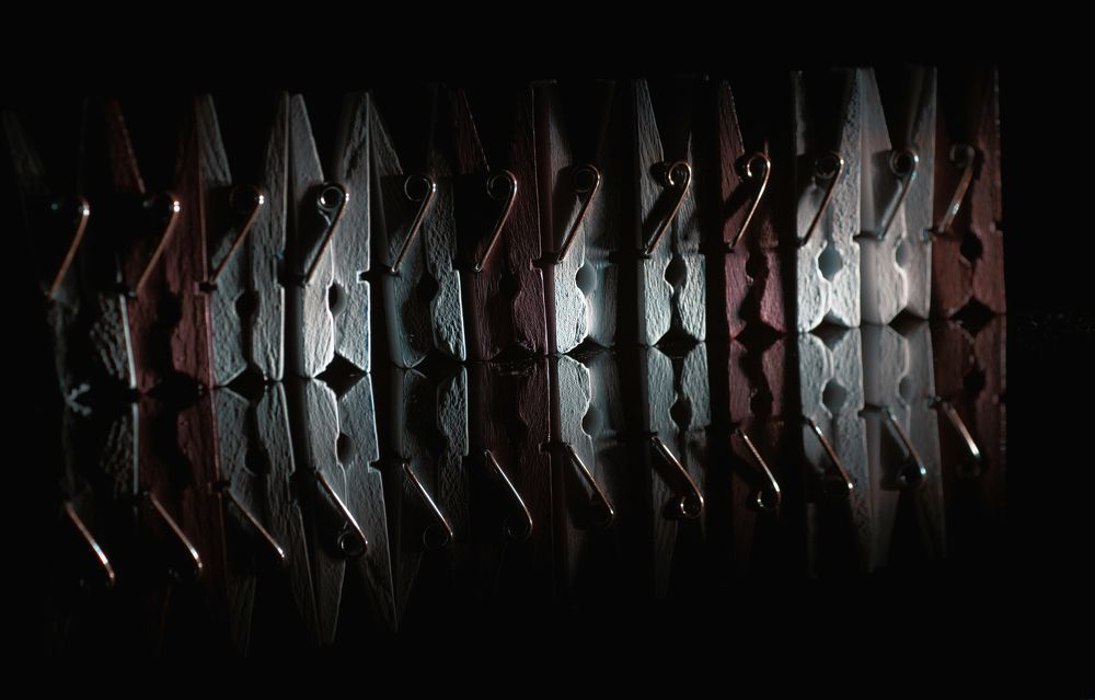 Прищепки в отражении