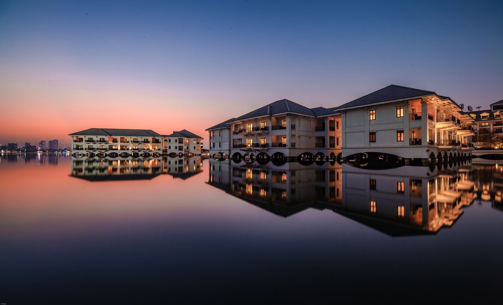 Photograph by Hùng Nguyễn