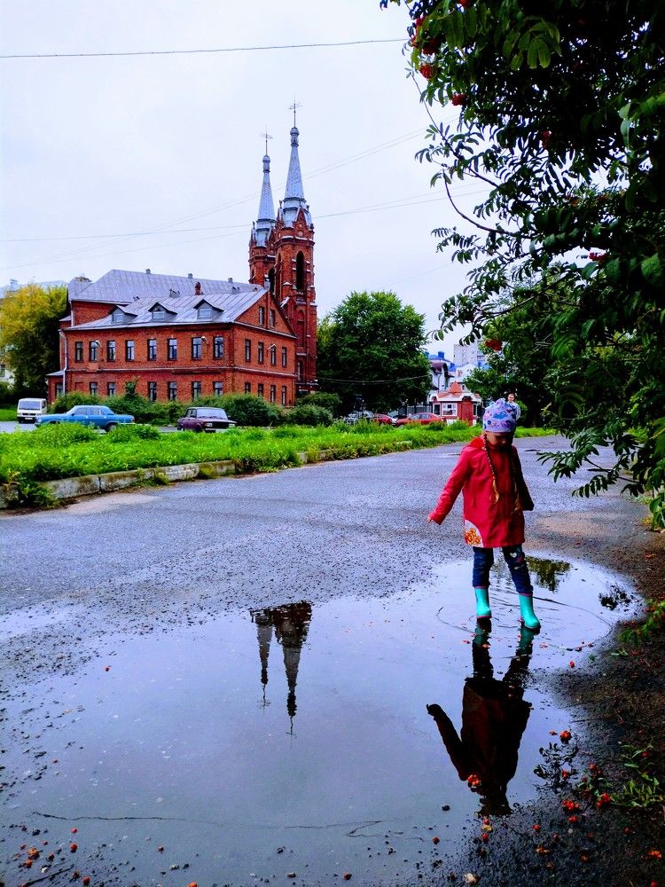 Девочка у костёла