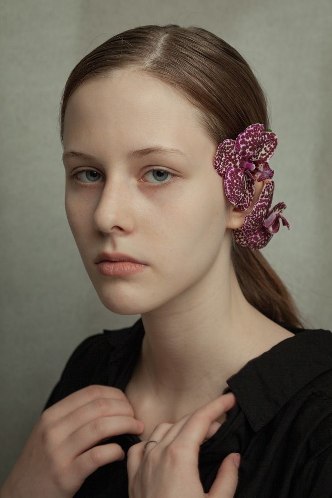 Девушка с орхидеями.