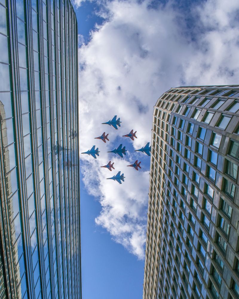 «Кубинский Бриллиант» между зданий Белой площади. Репетиция авиационной части Парада Победы (05.05.2021)