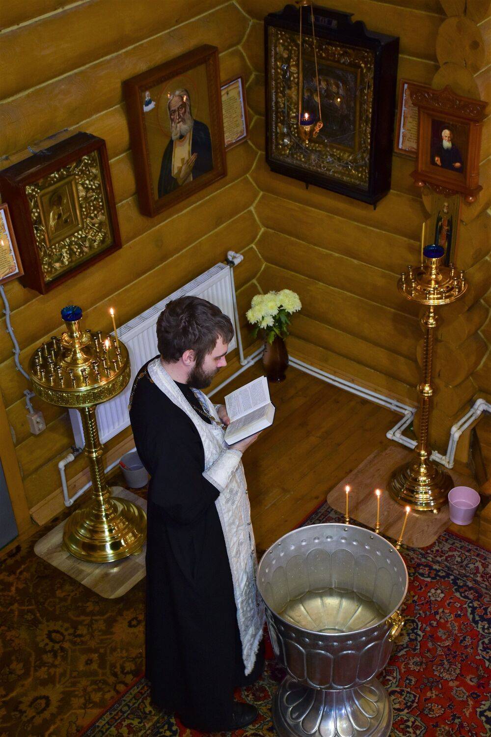 Освящение воды перед крещением.