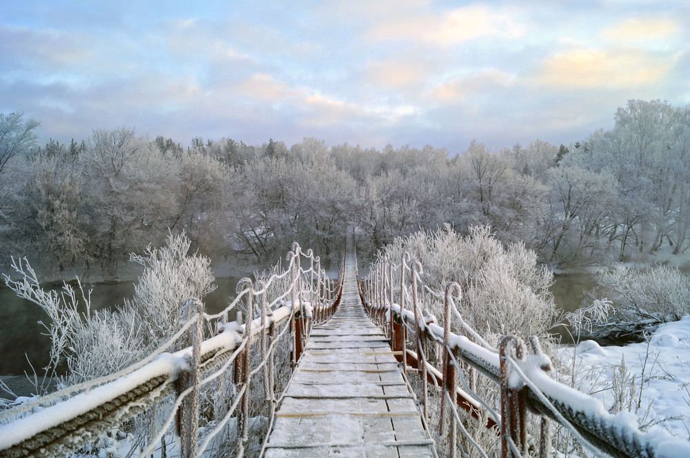 Заснеженный мостик.