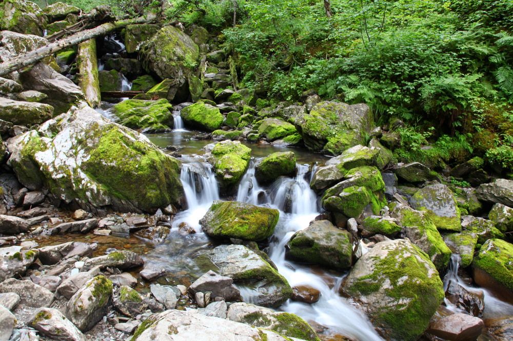 Много каскадный водопад