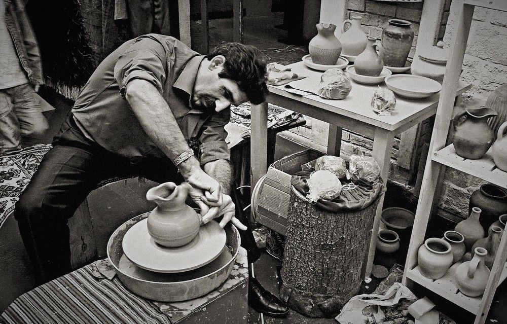 Гончар за работой.