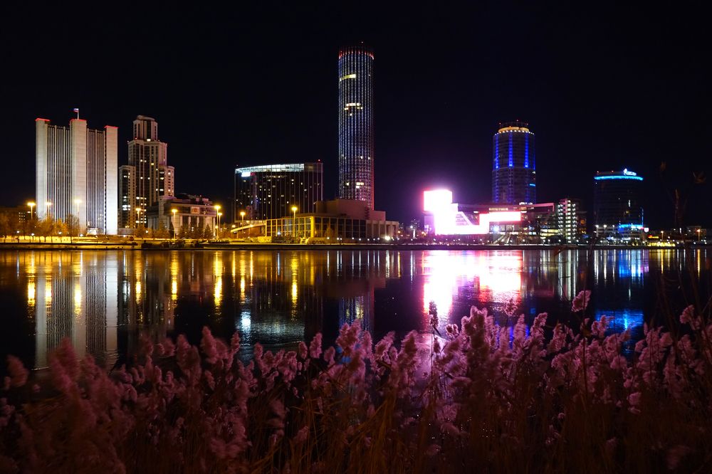 ОТРАЖЕНИЕ В ЗЕРКАЛЬНОЙ ГЛАДИ ЛЬДА…