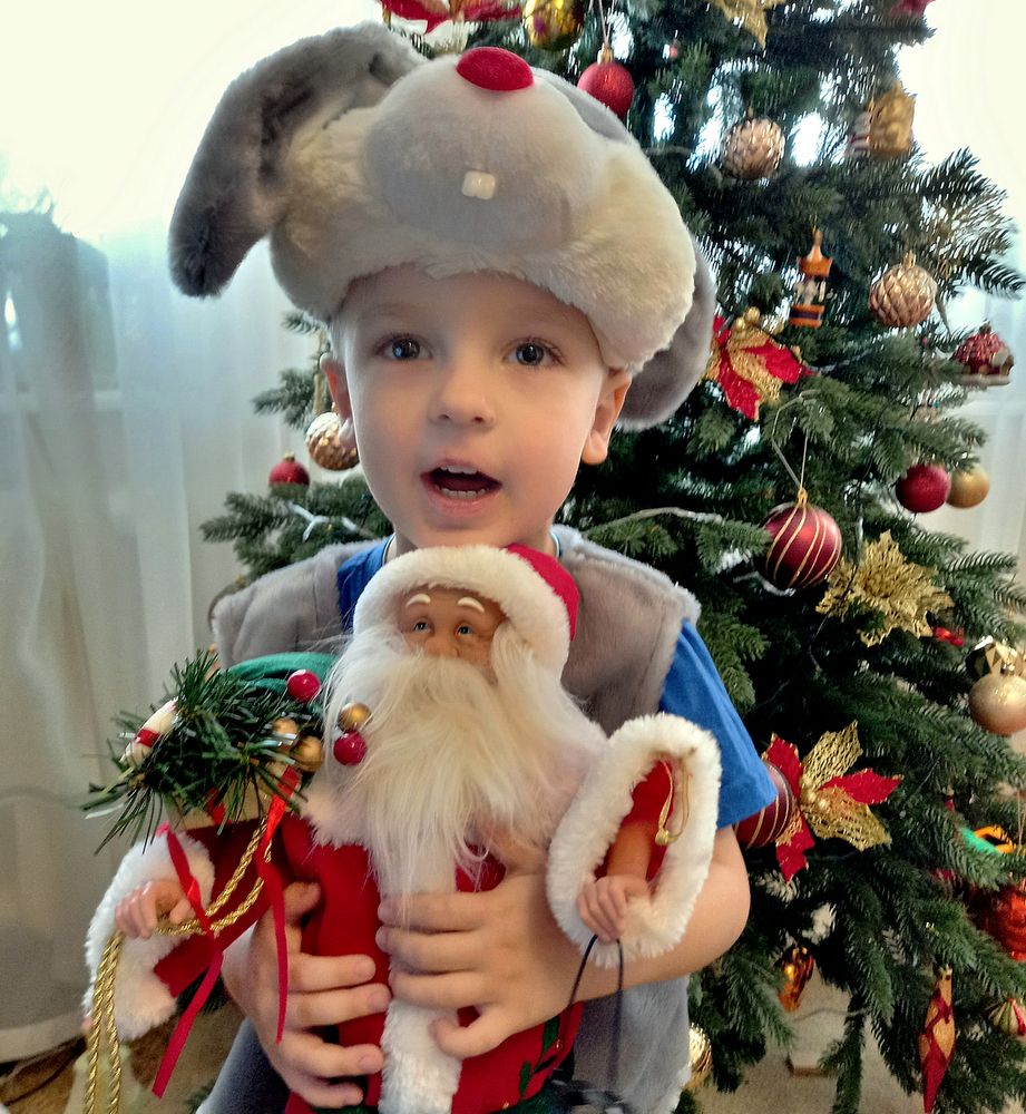 Мальчик поёт новогоднюю песню