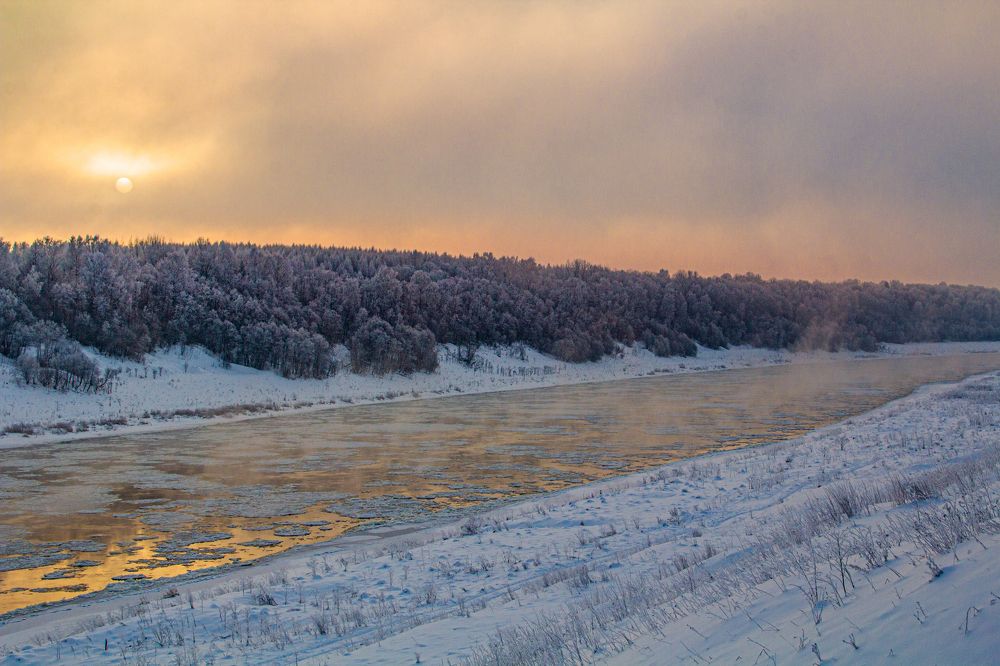 Морозный рассвет у реки