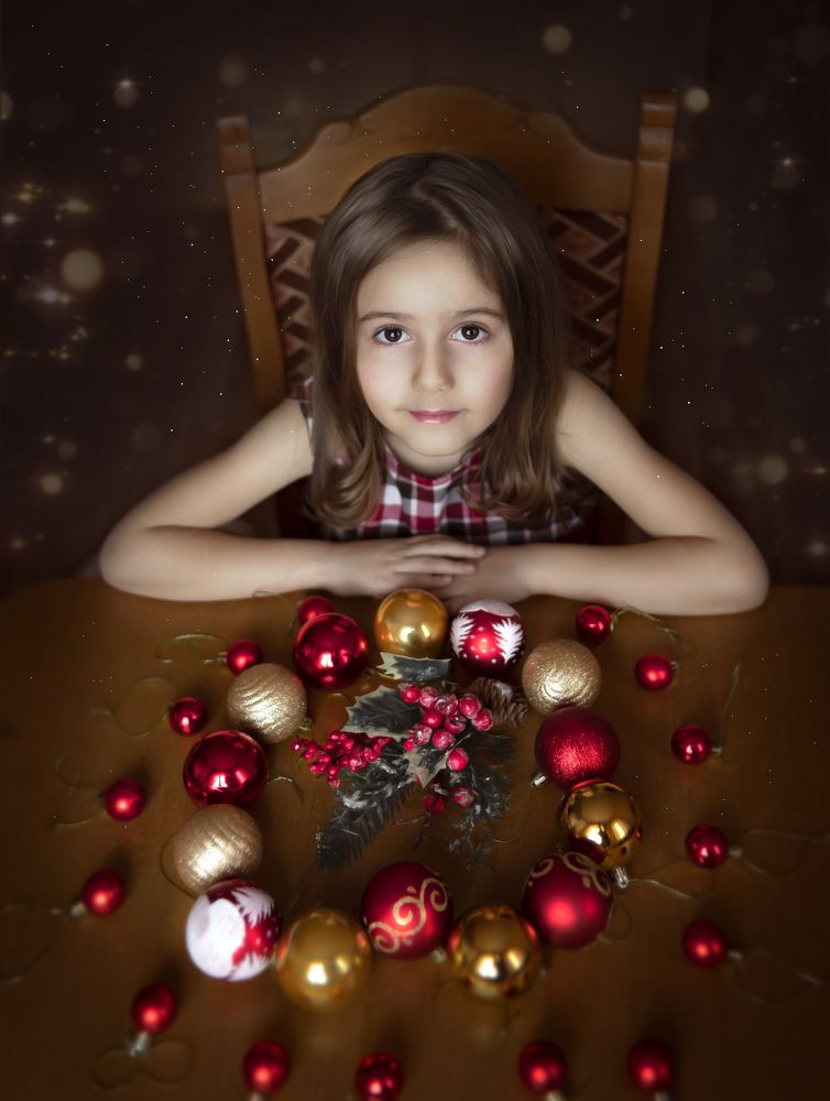 Девочка с игрушками