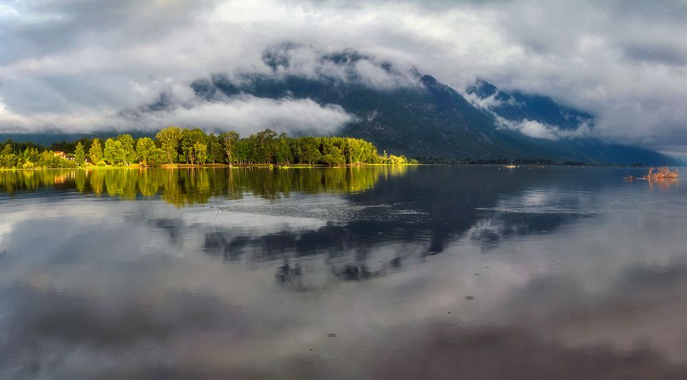Туманное утро на Телецком озере...