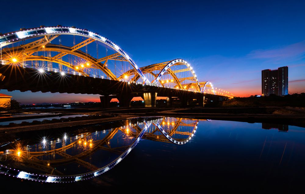 Sunset behind the Dong Tru bridge