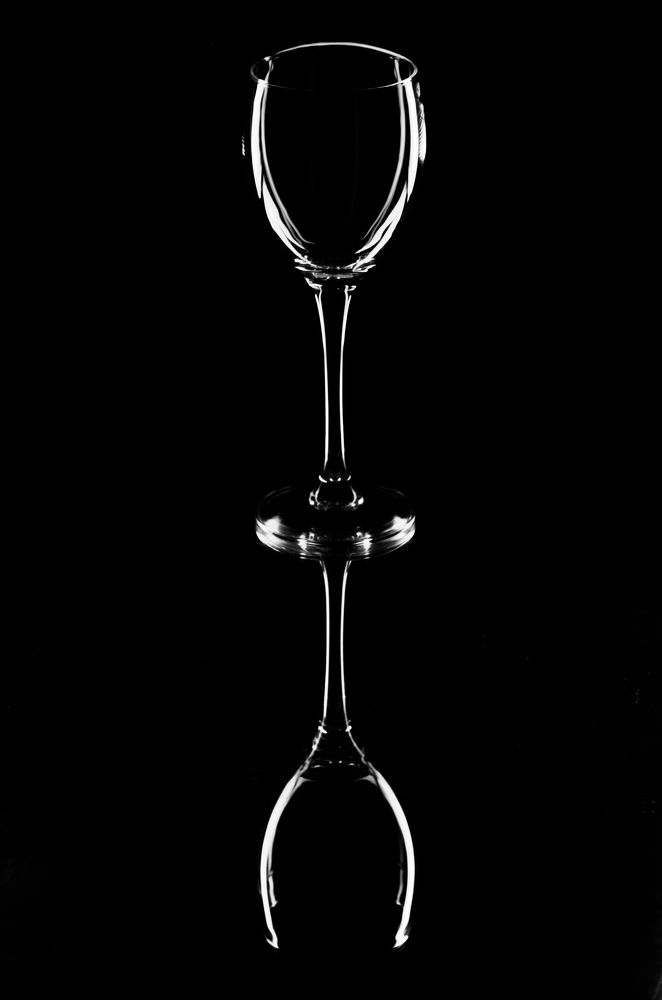 Бокал на зеркале