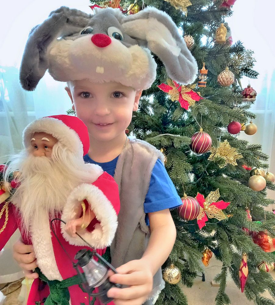 Мальчик ждёт новогоднего чуда