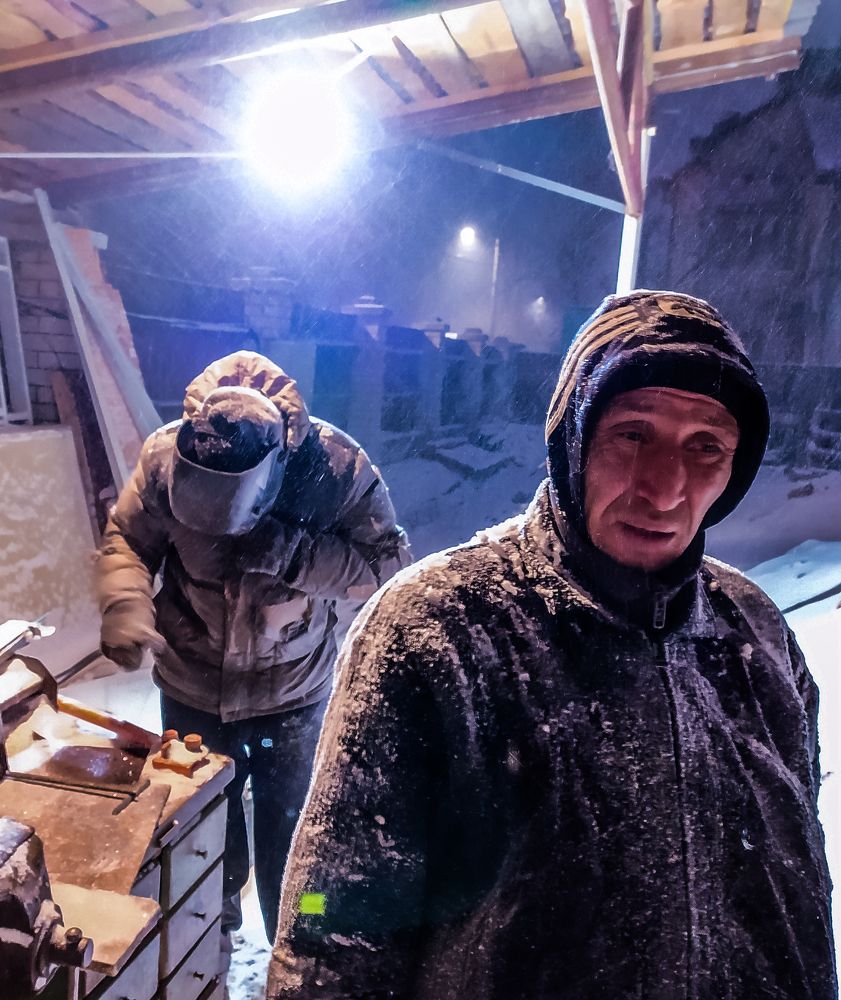 Зима. Пурга. А работать нужно!