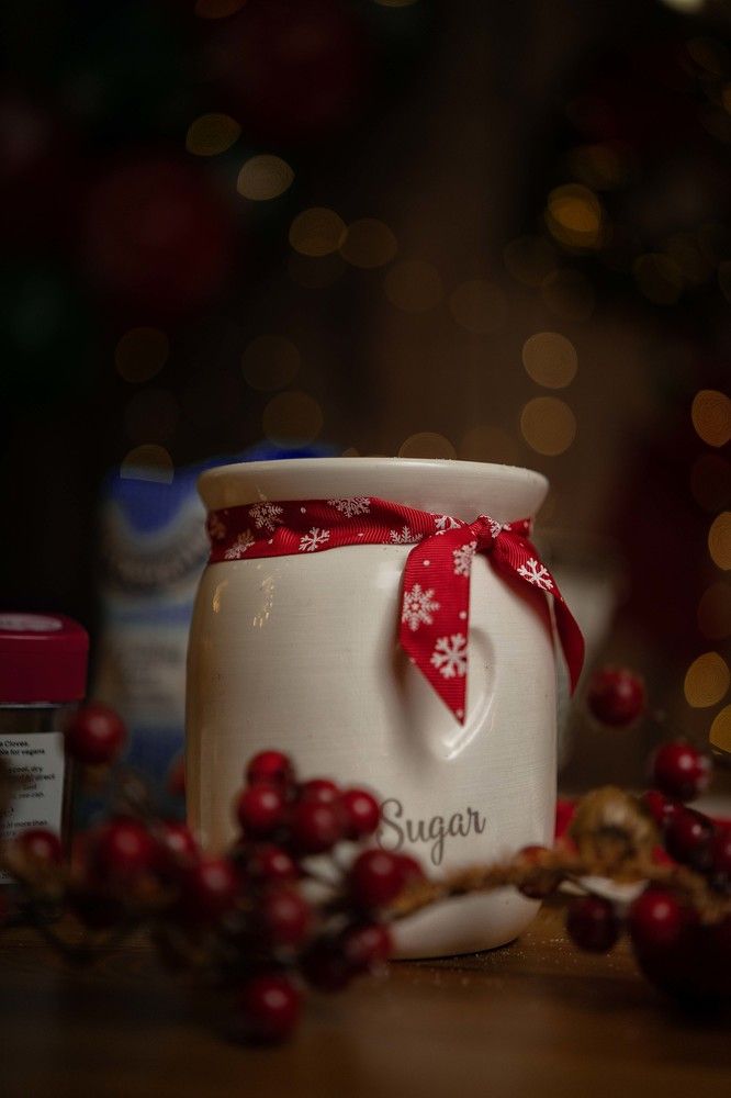 Юный пекарь и мамина помощница в деле