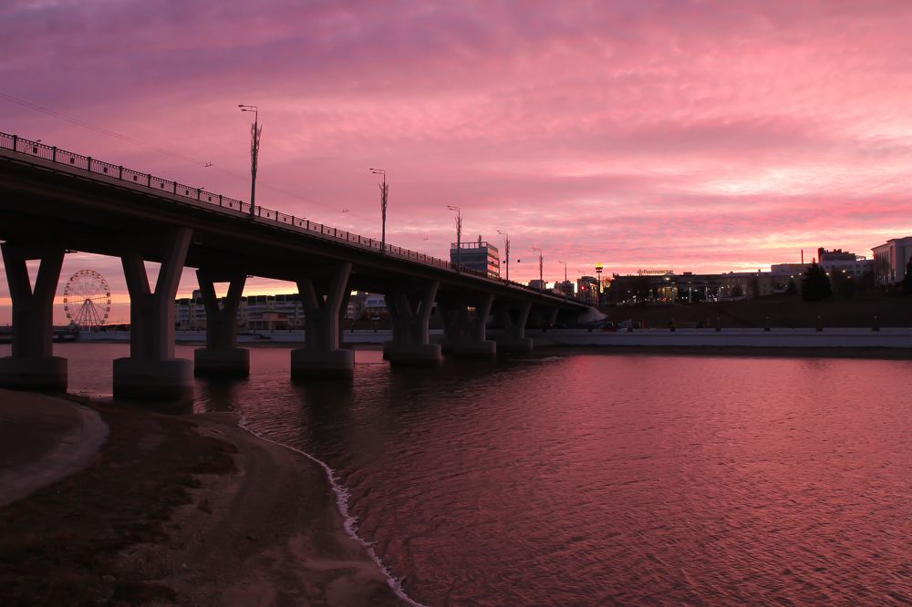 The bridge in Cheboksary in one cold raspberry morning.