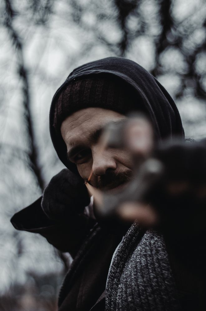 Мужчина с рогаткой